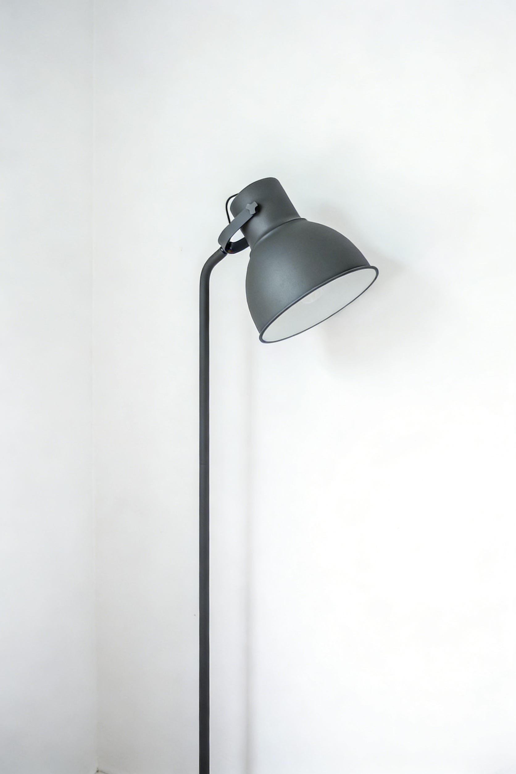 Guard Schrank aus Kiefernholz - Modern (Braun) - Modernes Design aus Kiefernholz